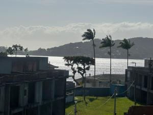 Sobrado novo com AC, terraço e suíte
