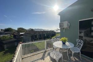 Sobrado novo com AC, terraço e suíte