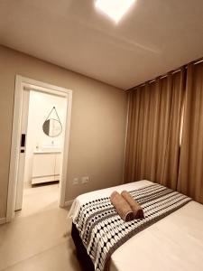 Apartamento NOVO, 2 suítes, 5min da praia, RUA 414
