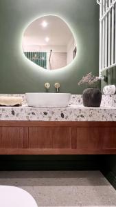 Emerald Art Maison in a Restored Historic Townhouse Riverside Old Town