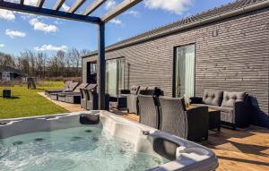 5 Bedroom Nice Home In Hadsund