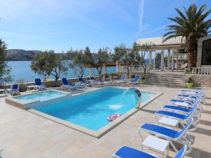 Seaview Balcony Apartment for 5