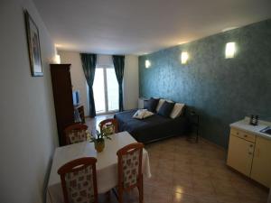 Charming Seaside Apartment for 4