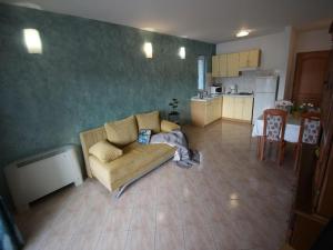 Charming Seaside Apartment for 4
