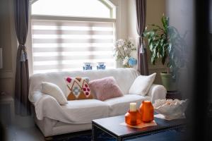 Private 2brs Retreat with Shared Living Room Near Olympic Oval and YVR