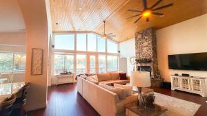 7BR Ski & Golf Course Retreat with Hot Tub