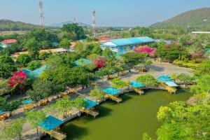 แฝดสามการ์เด้นท์รีสอร์ท แสมสาร Fadsarm Garden Resort Samaesan