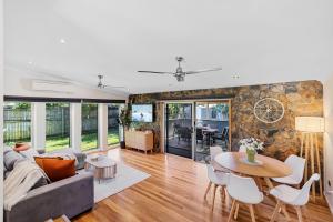 3BR Tropical Retreat Steps to Holloways Beach