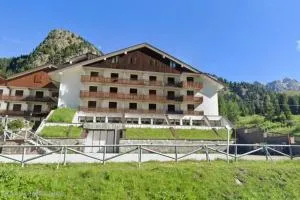 Casina Alpina trekking Passo S Pellegrino