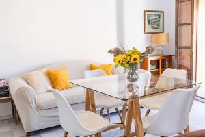 Private Balcony Walk to Mezquita Alcázar