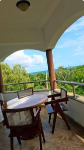 Hewani a bright & airy 1 BR apartment with an ocean view & pool