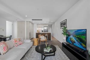 Spacious 3BR Near Stadium w Views, Pool and Car Park