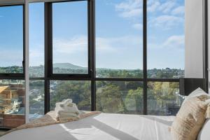 Spacious 3BR Near Stadium w Views, Pool and Car Park