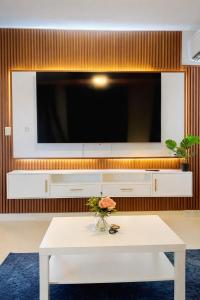 Airport Oasis Pool Apartments