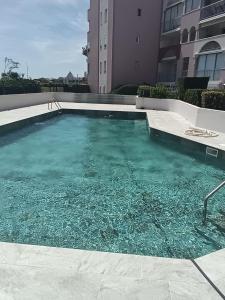 T2 - Les pieds dans le sables en toutes saisons 5 couchages - climatisation - parking privée - piscine - situation optimum et rare - Amoureva - Plage Richelieu- Cap dAgde