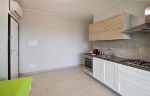 1 Bedroom Cozy Apartment In Ricadi