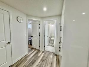 Cozy Two Bedroom Suite in NW Calgary - Near Banff & Calgary Airport