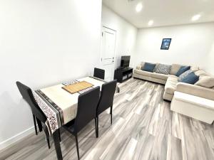 Cozy Two Bedroom Suite in NW Calgary - Near Banff & Calgary Airport
