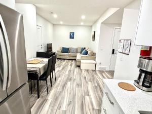 Cozy Two Bedroom Suite in NW Calgary - Near Banff & Calgary Airport