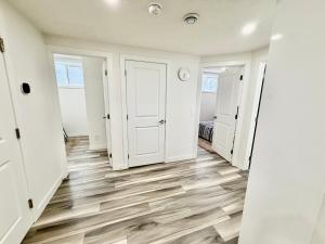 Cozy Two Bedroom Suite in NW Calgary - Near Banff & Calgary Airport