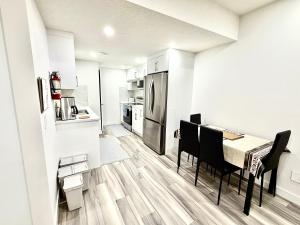 Cozy Two Bedroom Suite in NW Calgary - Near Banff & Calgary Airport