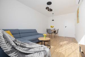 Cozy Air-Conditioned Apartment in Warsaw by Noclegi Renters