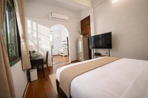 Private studio in villa with Bathtub & working space