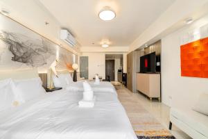 Cozy Suite with Sunset View near City of Dreams Casino, NAIA Airport, Solaire, Okada, Ayala Malls and MOA