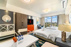Cozy Suite with Sunset View near City of Dreams Casino, NAIA Airport, Solaire, Okada, Ayala Malls and MOA