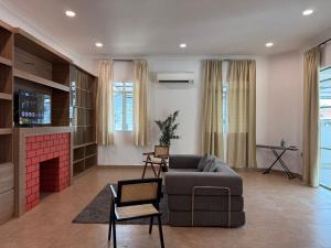 3 Storey Modern Bungalow Villa with Roof Top Near Lean Tower, 2 mins to Town