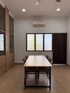 3 Storey Modern Bungalow Villa with Roof Top Near Lean Tower, 2 mins to Town