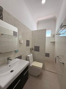 3 Storey Modern Bungalow Villa with Roof Top Near Lean Tower, 2 mins to Town