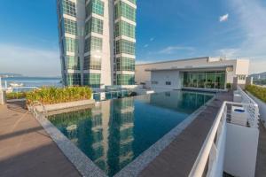 Seaview Seafront Duplex in Town with WiFi & Full Kitchen 83A