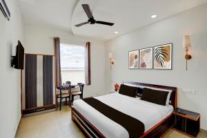 Super Townhouse by OYO Cosmo Mall Zirakpur Formerly R K Residency