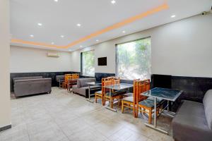 Super Townhouse by OYO Cosmo Mall Zirakpur Formerly R K Residency