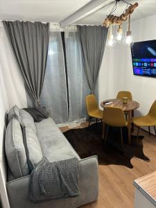 Tiny Cozia Caciulata