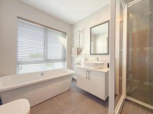 Plett Ocean View 2BR Apartment with Sunroom & Patio