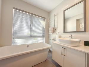 Plett Ocean View 2BR Apartment with Sunroom & Patio