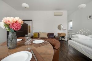 Bright Air-Conditioned Studio with Place for Remote Work by Noclegi Renters