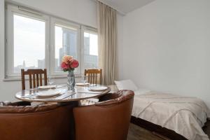 Bright Air-Conditioned Studio with Place for Remote Work by Noclegi Renters