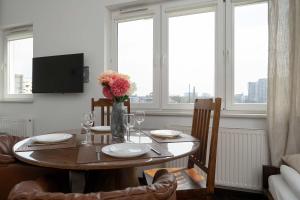 Bright Air-Conditioned Studio with Place for Remote Work by Noclegi Renters