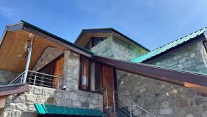 Romantic loft with mountain view in manali