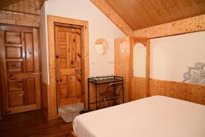 Romantic loft with mountain view in manali