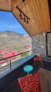 Romantic loft with mountain view in manali