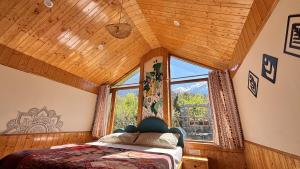 Romantic loft with mountain view in manali