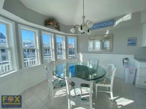 2nd Street OceanView 4 Bedroom Duplex with Parking