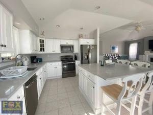 2nd Street OceanView 4 Bedroom Duplex with Parking