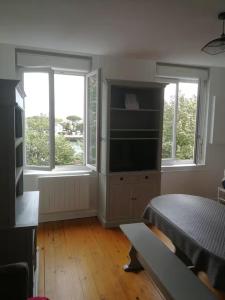 Old Port Apartment - Towers View