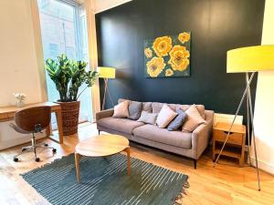 Flat 1 Modern Marylebone Apartment with Balcony