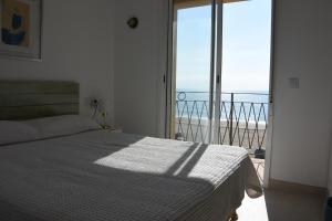 Torredembarra Beachfront apartment sleeps 6